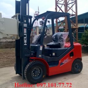 xe nâng kẹp giấy cuộn
