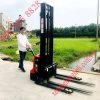 xe nâng tay điện pallet 2 mặt dắt lái