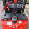 tay lái và nút khởi động